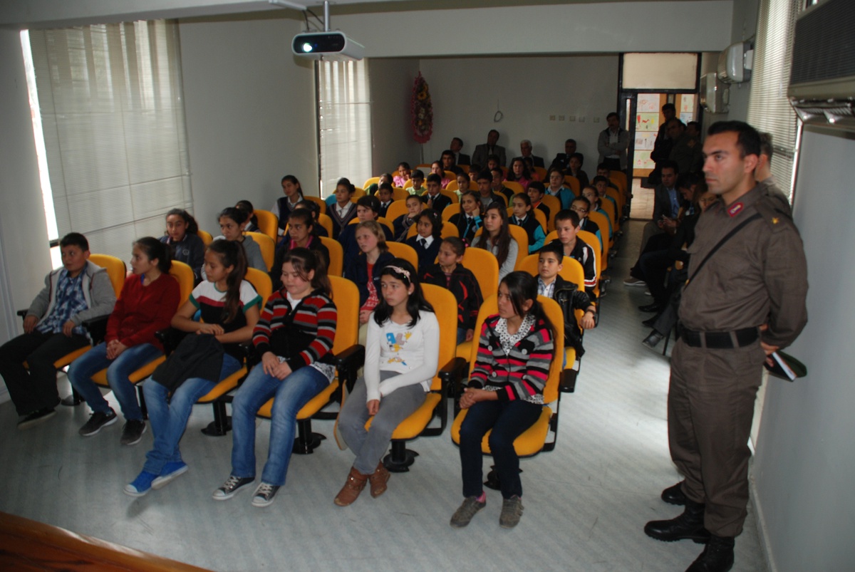Jandarma Öğrencilere Müze ve Ören Yerlerini Gezdirdi