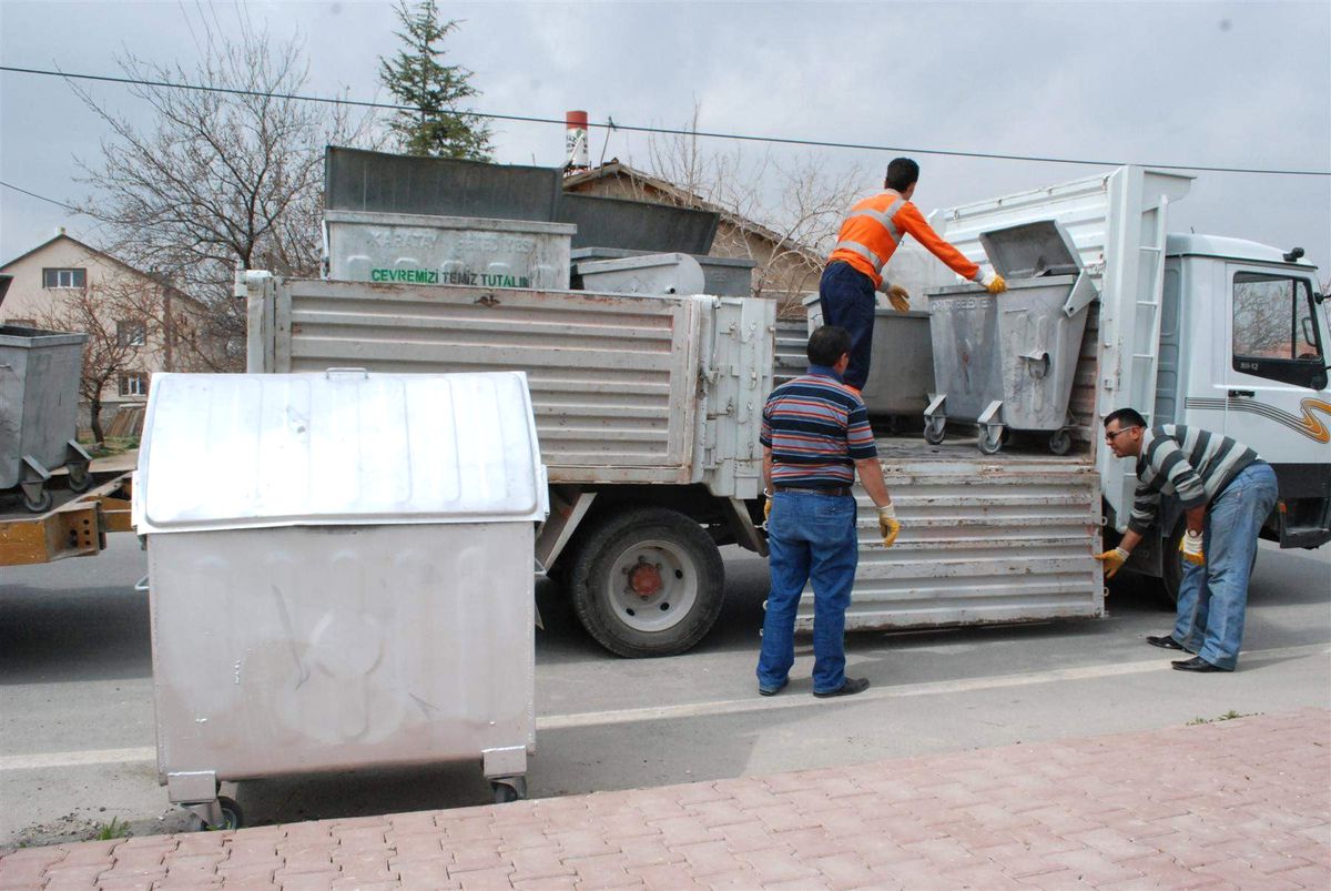Karatay\'da Eski Çöp Sandıkları Değiştiriliyor