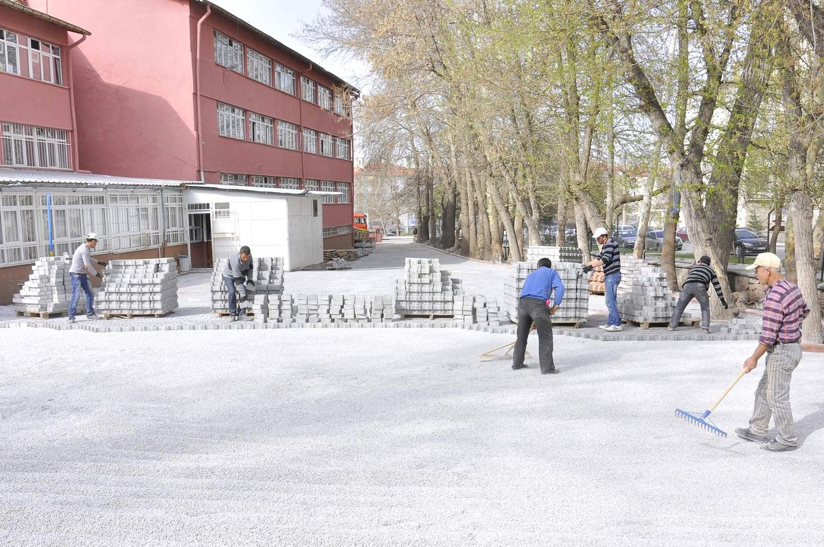 Kırşehir Belediyesi Okulların Etrafını Düzenliyor