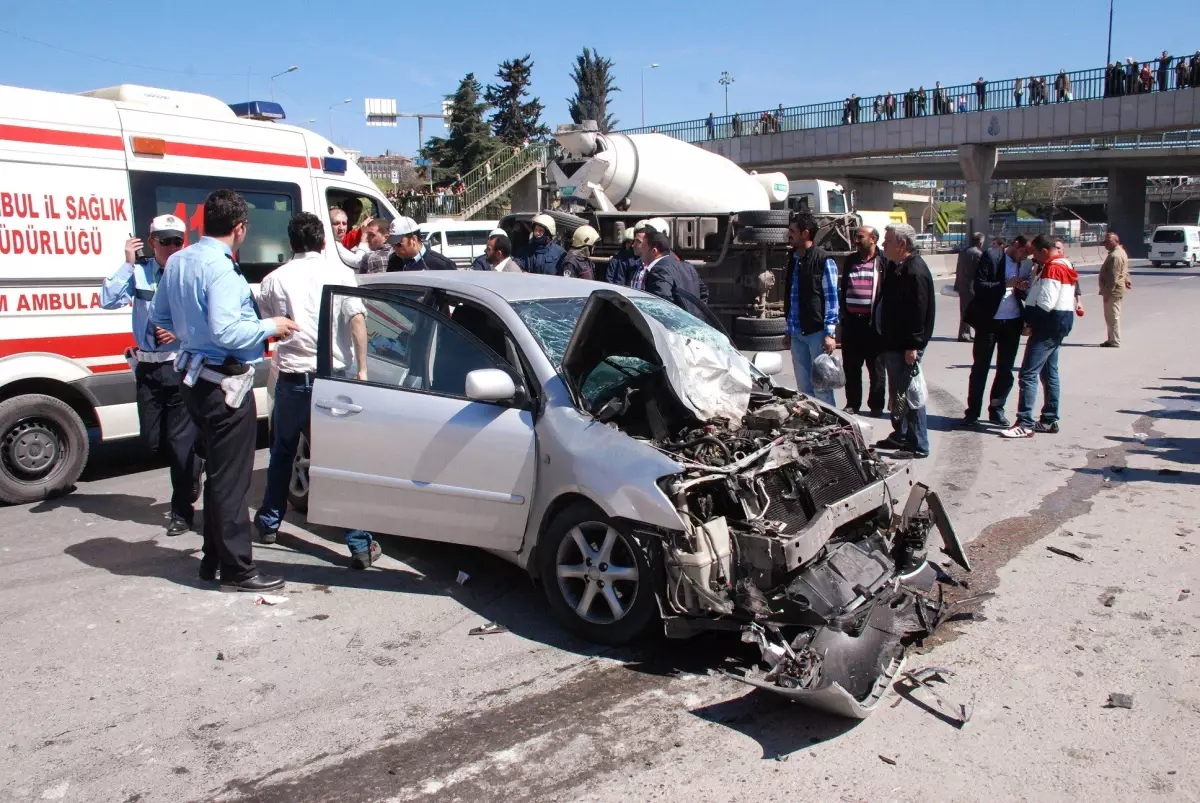 Kadıköy\'de Minibüs Devrildi