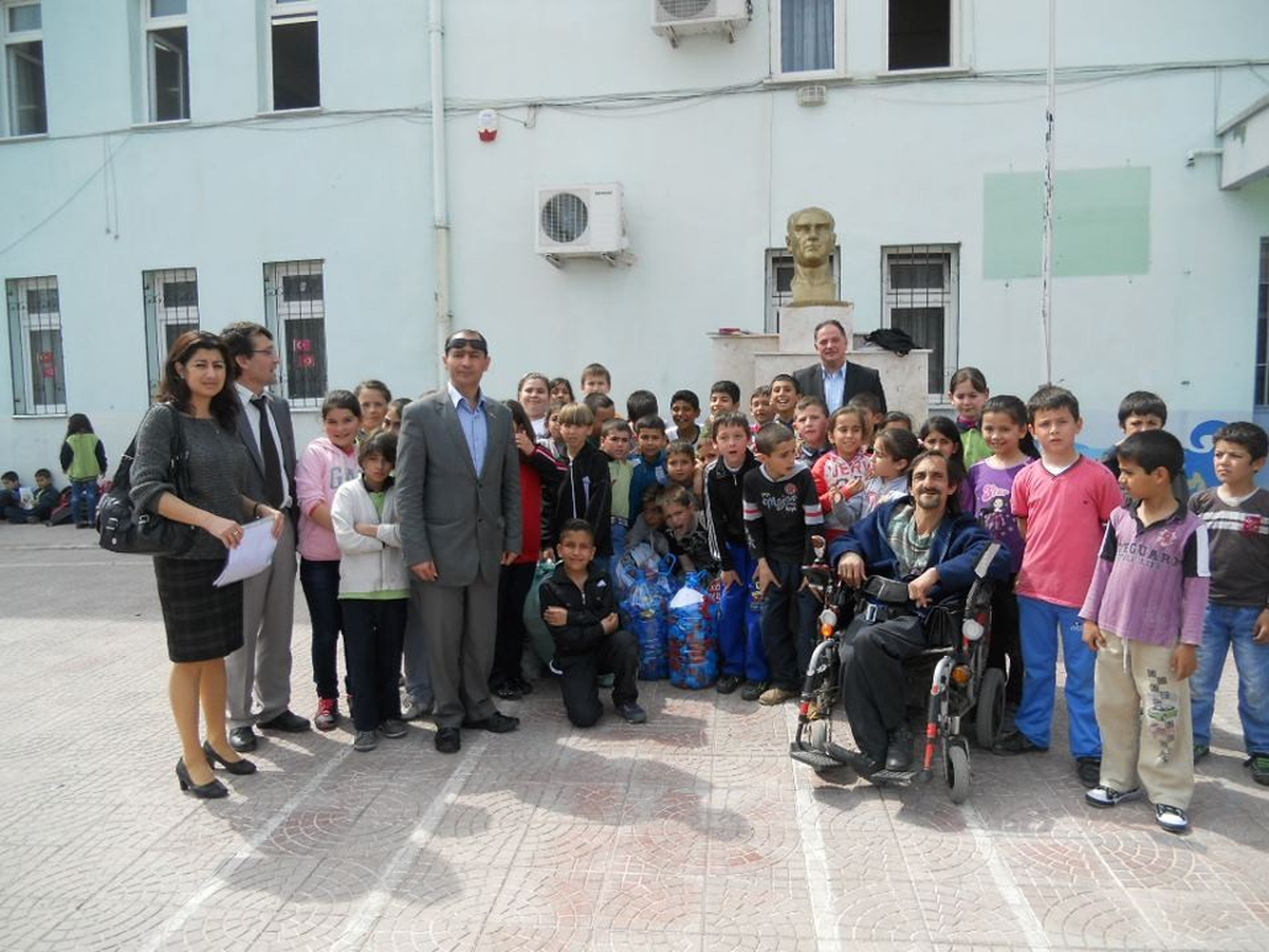 Minik Yüreklerden Engellilere Mavi Kapak Katkısı