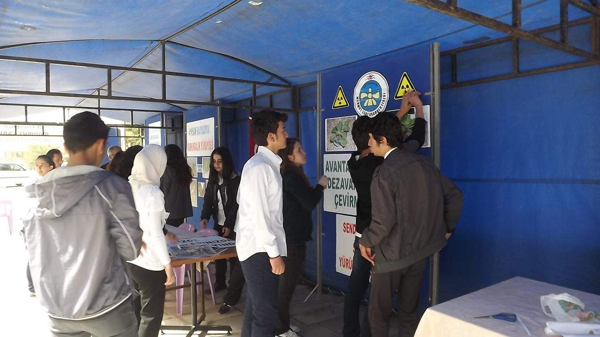 Öğrenciler Radyasyon Kullanımına Tepki İçin Stant Açtı