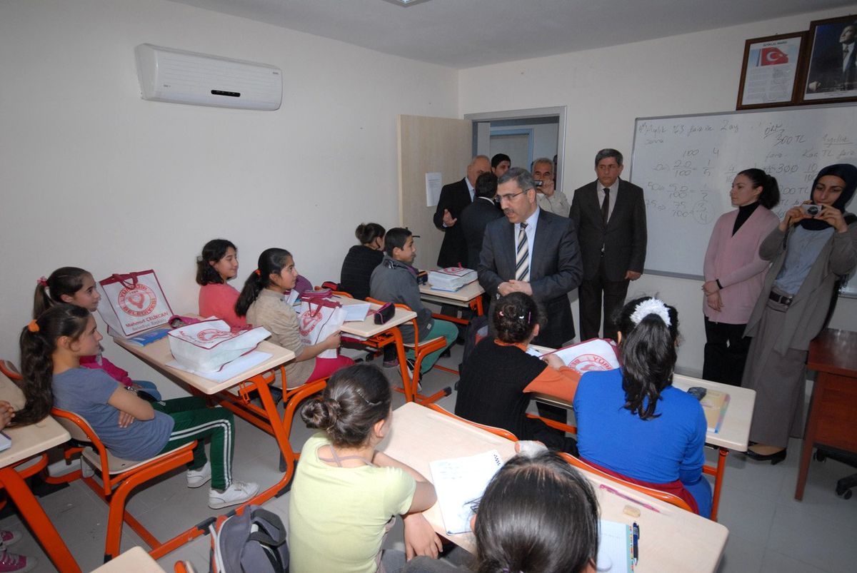 Öğrencilerin Kitabı da Dershanesi de Belediyeden