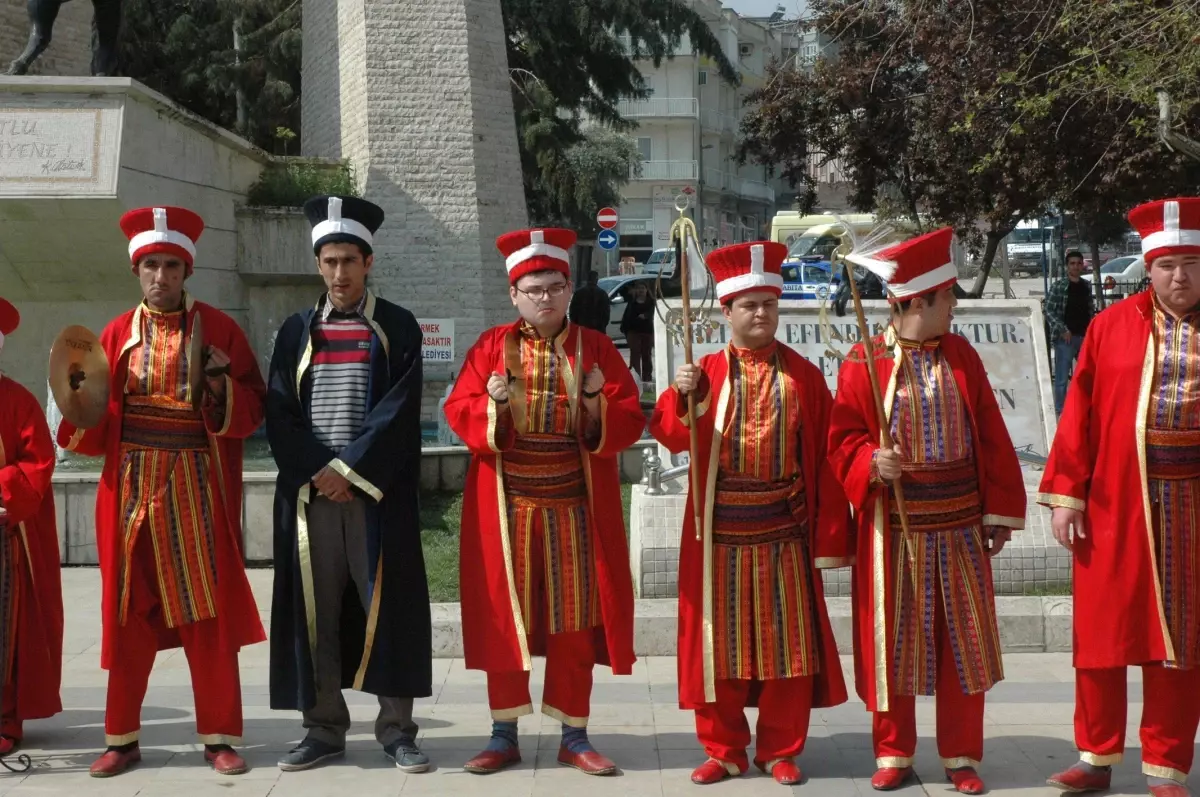 Otistik Çocuklar Anne Babalarıyla Yürüdü