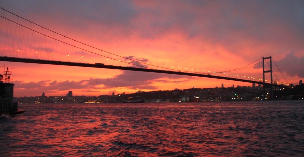 İstanbul Boğazı\'nda Kızıl Güzelliği