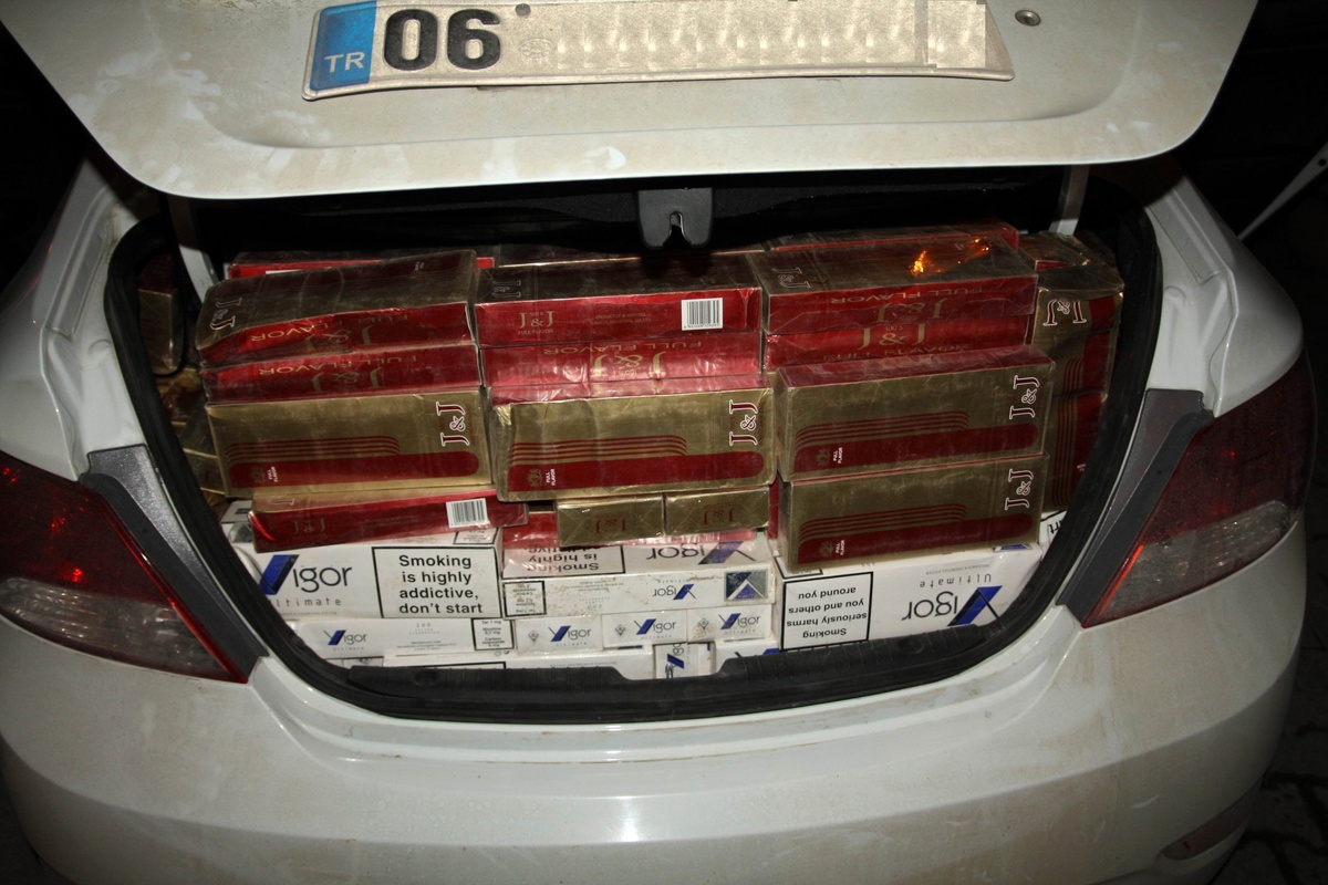 Polisten Kaçan Araçtan Kaçak Sigara Çıktı