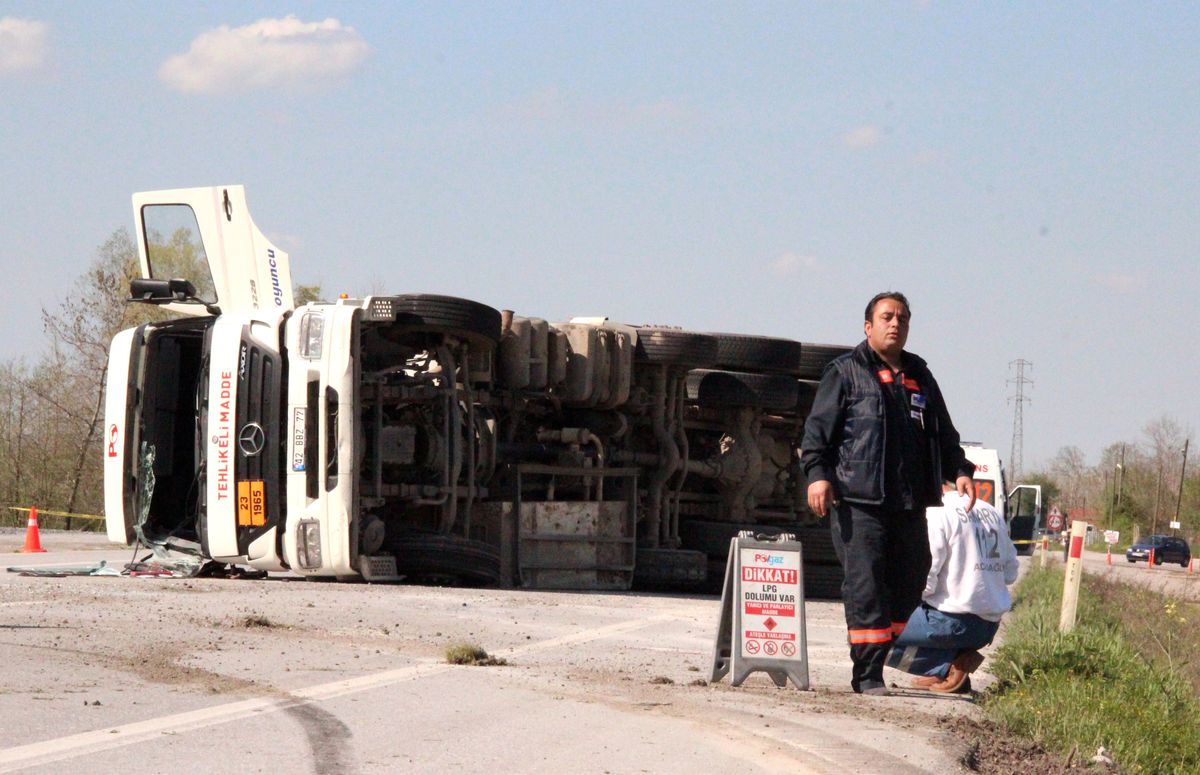 Sakarya\'da Lpg Yüklü Tanker Devrildi