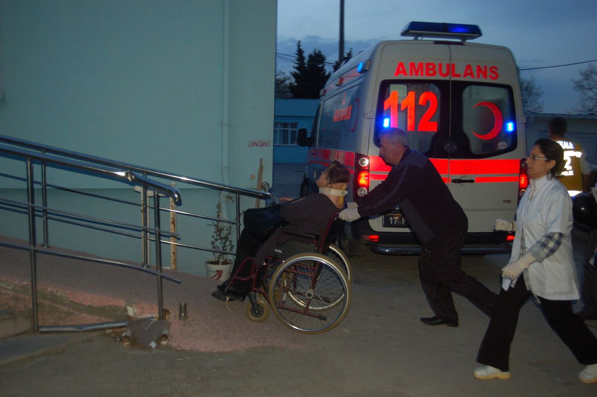 Servis Minibüsü ile Otomobil Çarpıştı: 3 Yaralı