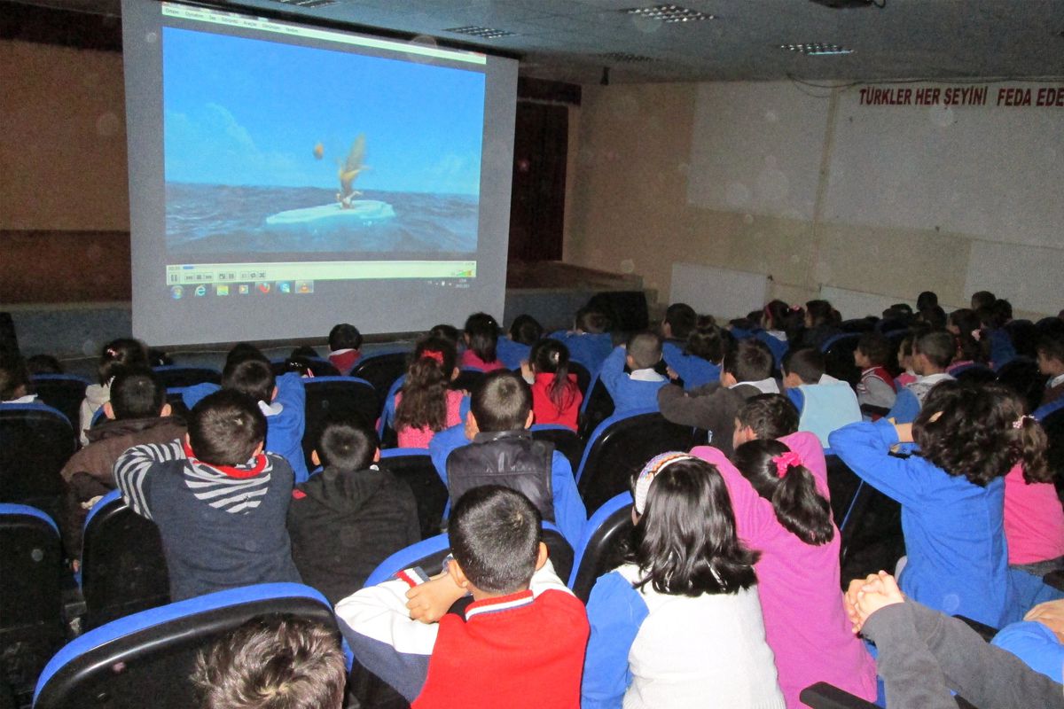Şiran\'da İlkokul Öğrencilerine Sinemalı Eğitim