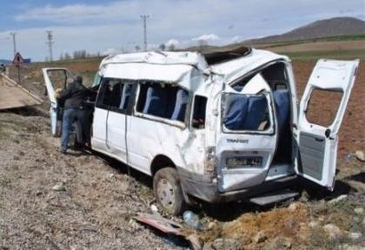 Sporcuları Taşıyan Minibüs Devrildi: 1 Ölü, 12 Yaralı