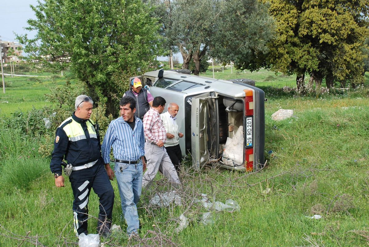 Tarlaya Uçan Araçtan Burnu Kanamadan Kurtuldu