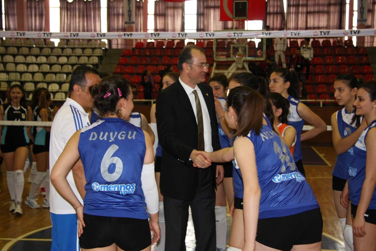 Türkiye Voleybol Federasyonu Başkanı Özkan Mutlugil Merinos Spor\'u Kutladı