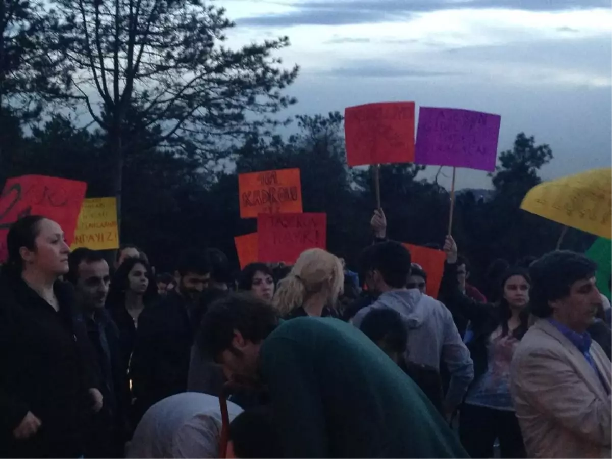 Üniversite Öğrencileri İşten Çıkarmayı Protesto Etti