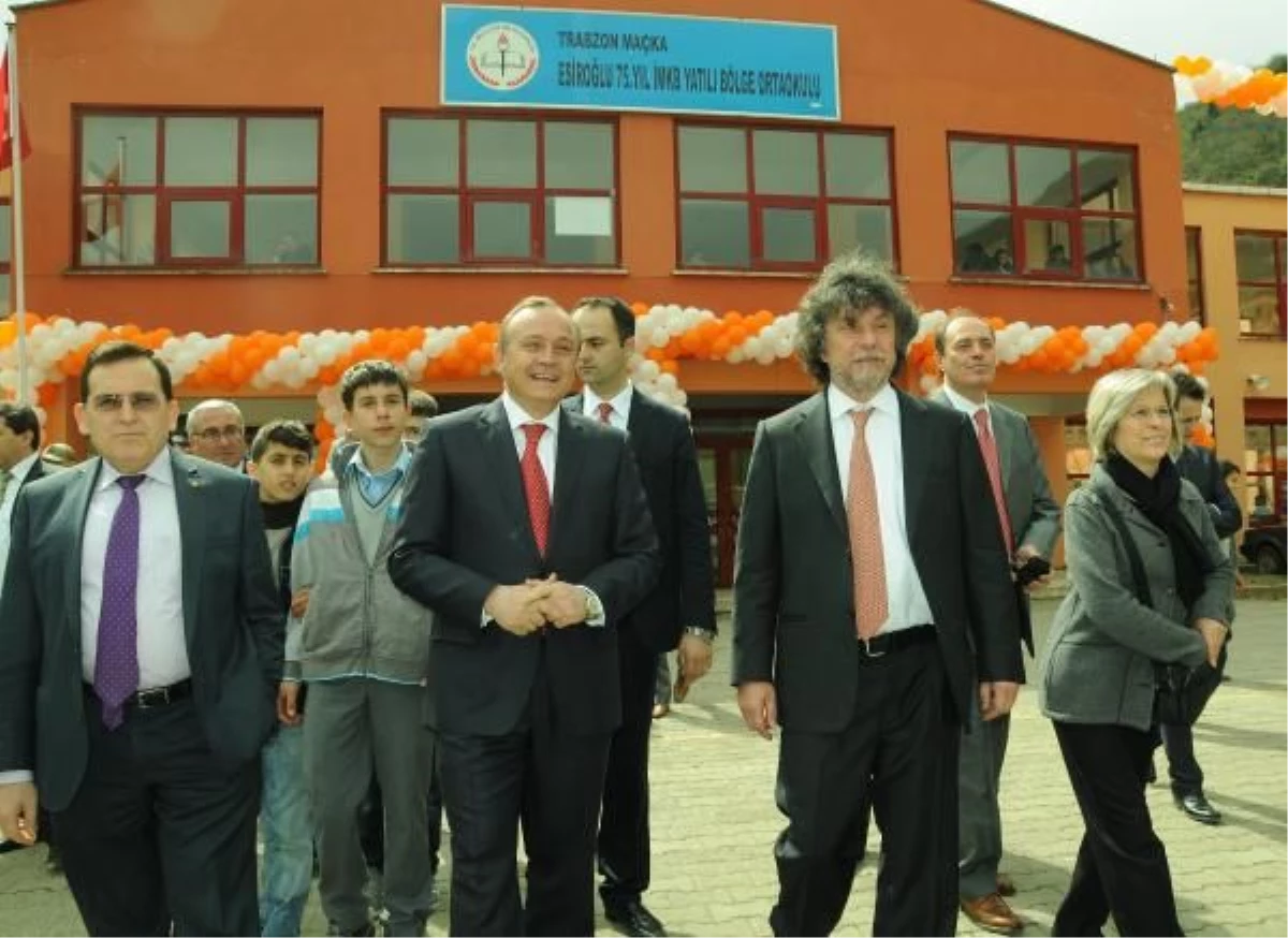 Vali Kızılcık, Sürmene\'de Yapımı Süren Okulu İnceledi