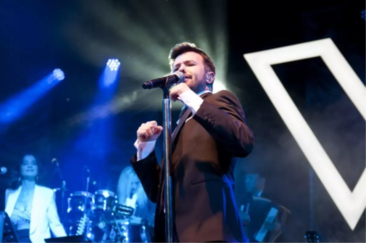 Yalın\'a Sahnede Doğum Günü Sürprizi