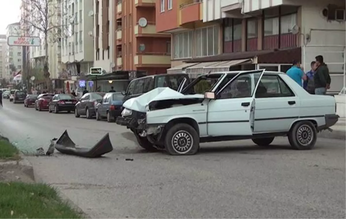 Yayadan Kaçtı Elektrik Direğine Çarptı