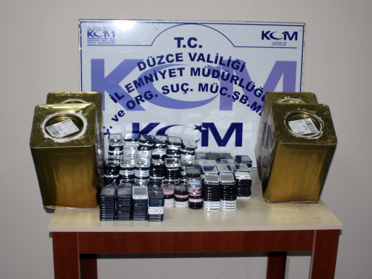 Zeytin Tenekelerinden Kaçak Cep Telefonu Çıktı