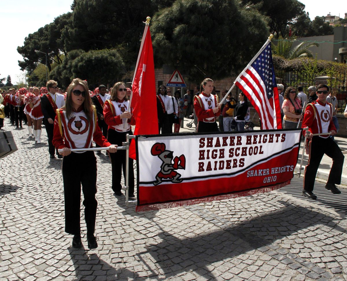 Amerikalı Lise Bando Grubundan Eğlenceli Konser