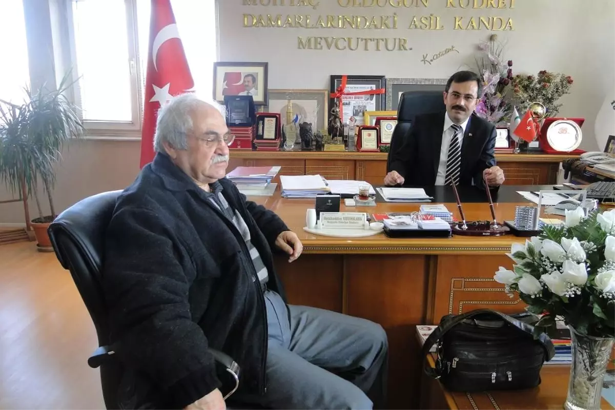 Aşık Gülabi Kaymakam Şahin\'i ve Başkan Uzunkaya\'yı Ziyaret Etti