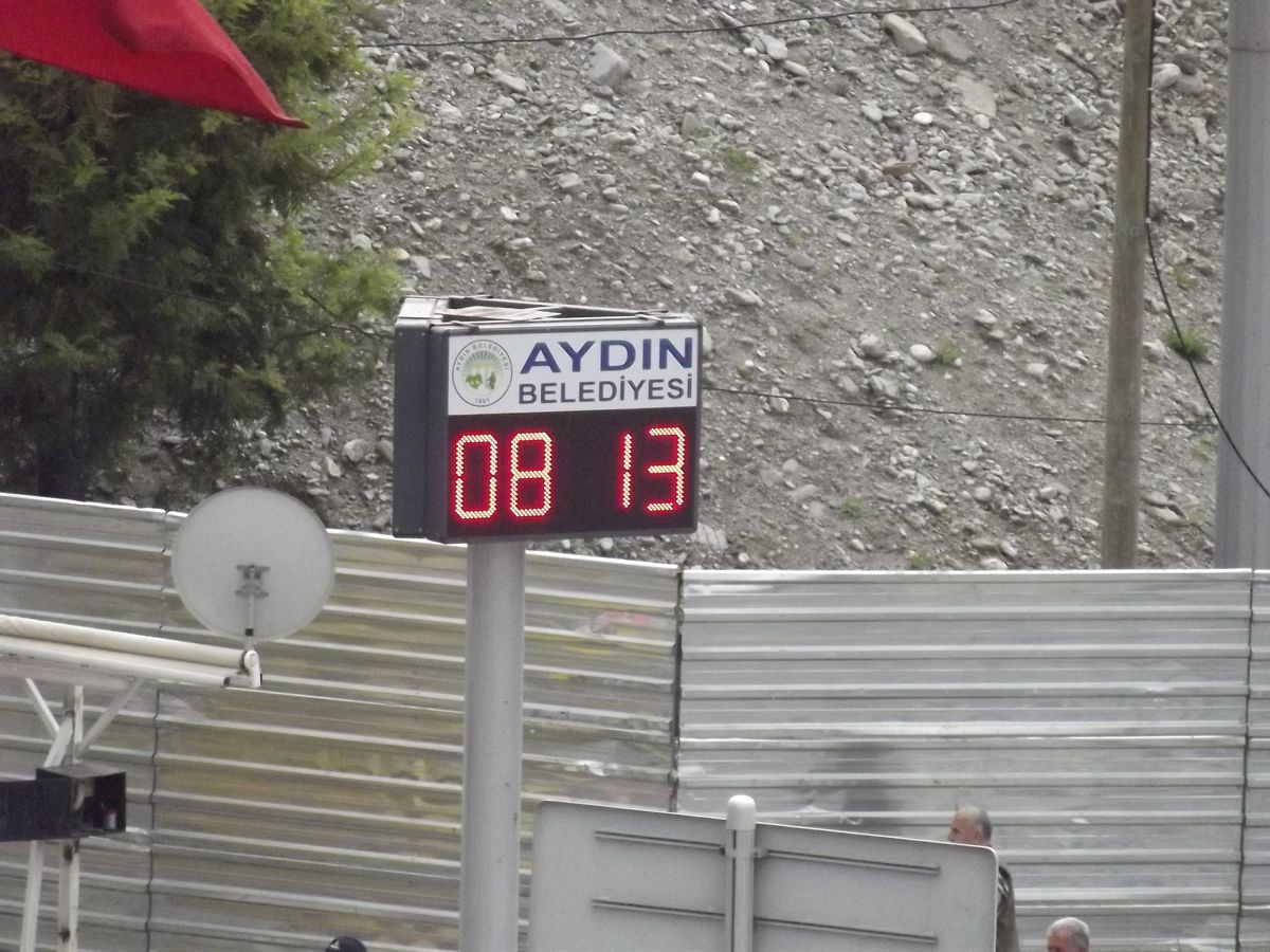 Belediyenin Saati İleriye Alınmadı