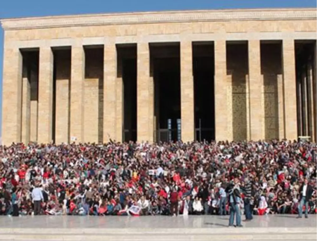 Binler Anıtkabir\'e Koştu