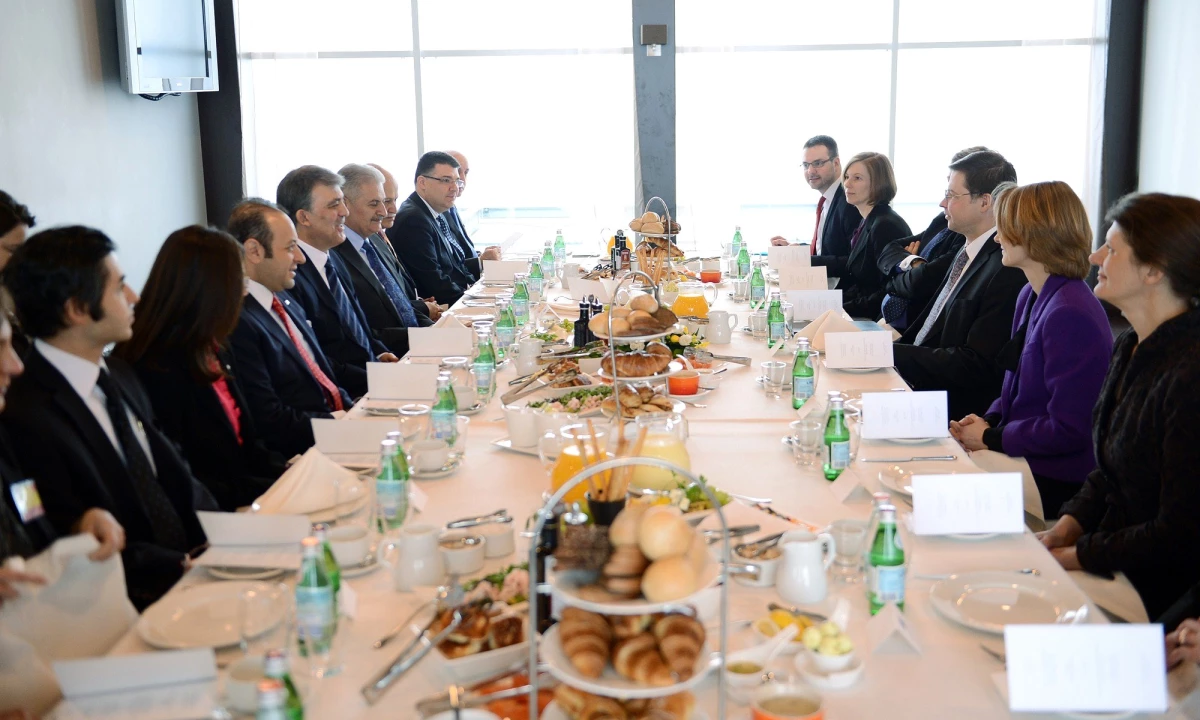 Cumhurbaşkanı Gül, Letonya Başbakanının Onuruna Verdiği Kahvaltıya Katıldı