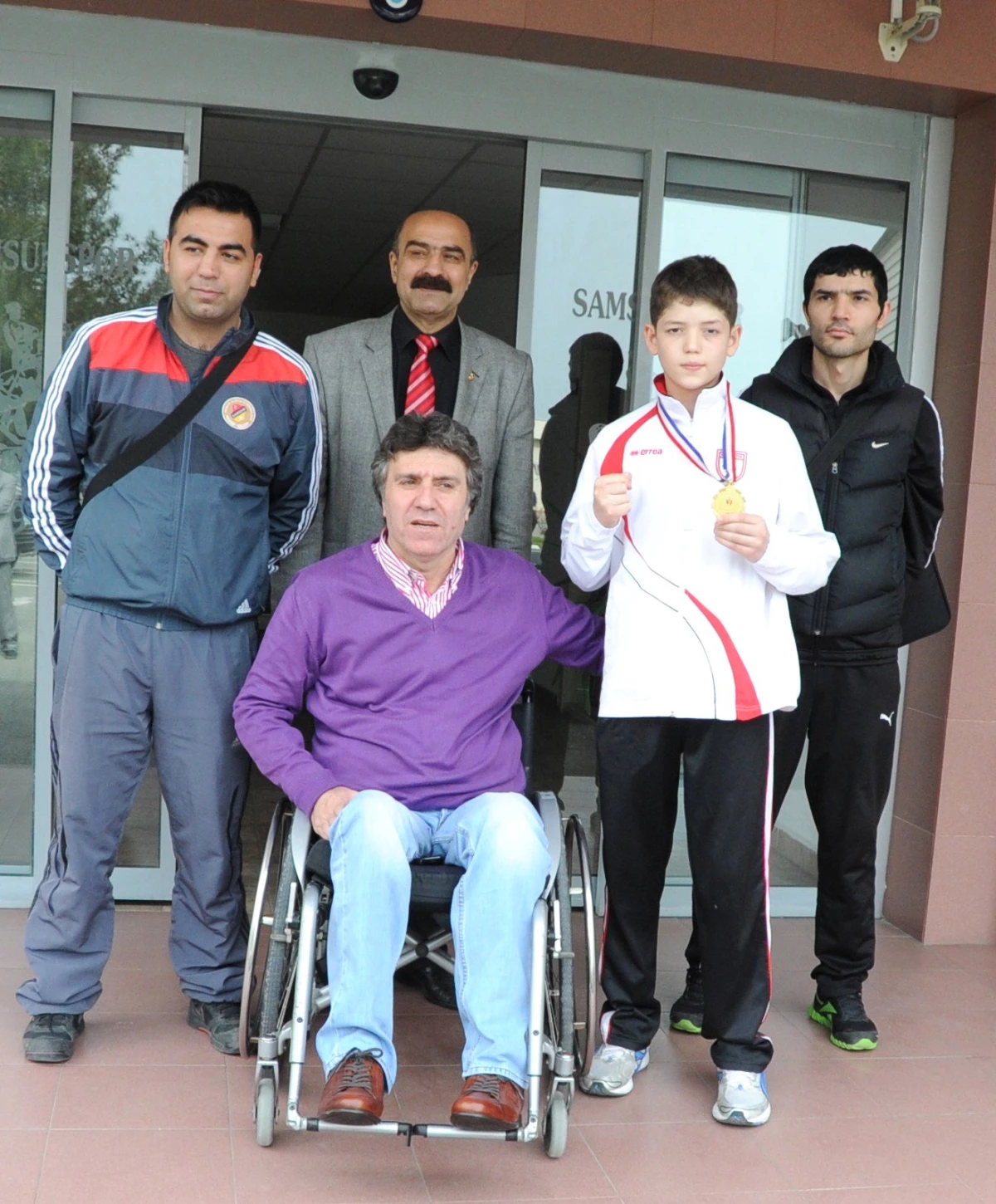 Emin Kar, Şampiyon Boksörü ve Hocalarını Kutladı