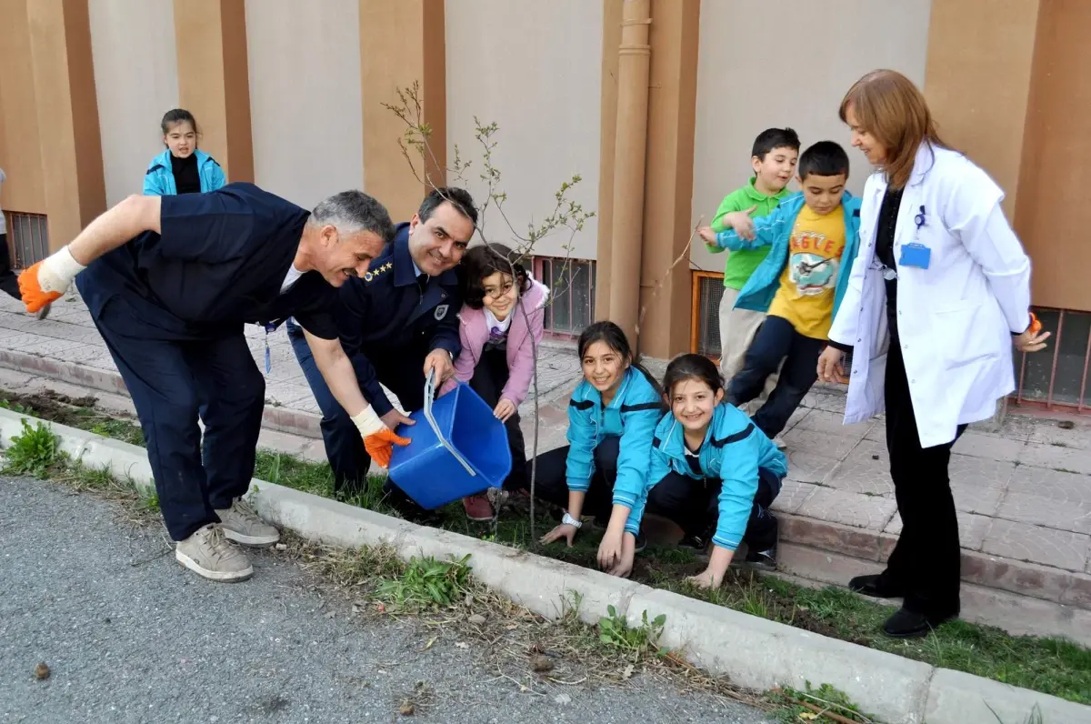 Erciyes Koleji Öğrencileri Fidan Dikti