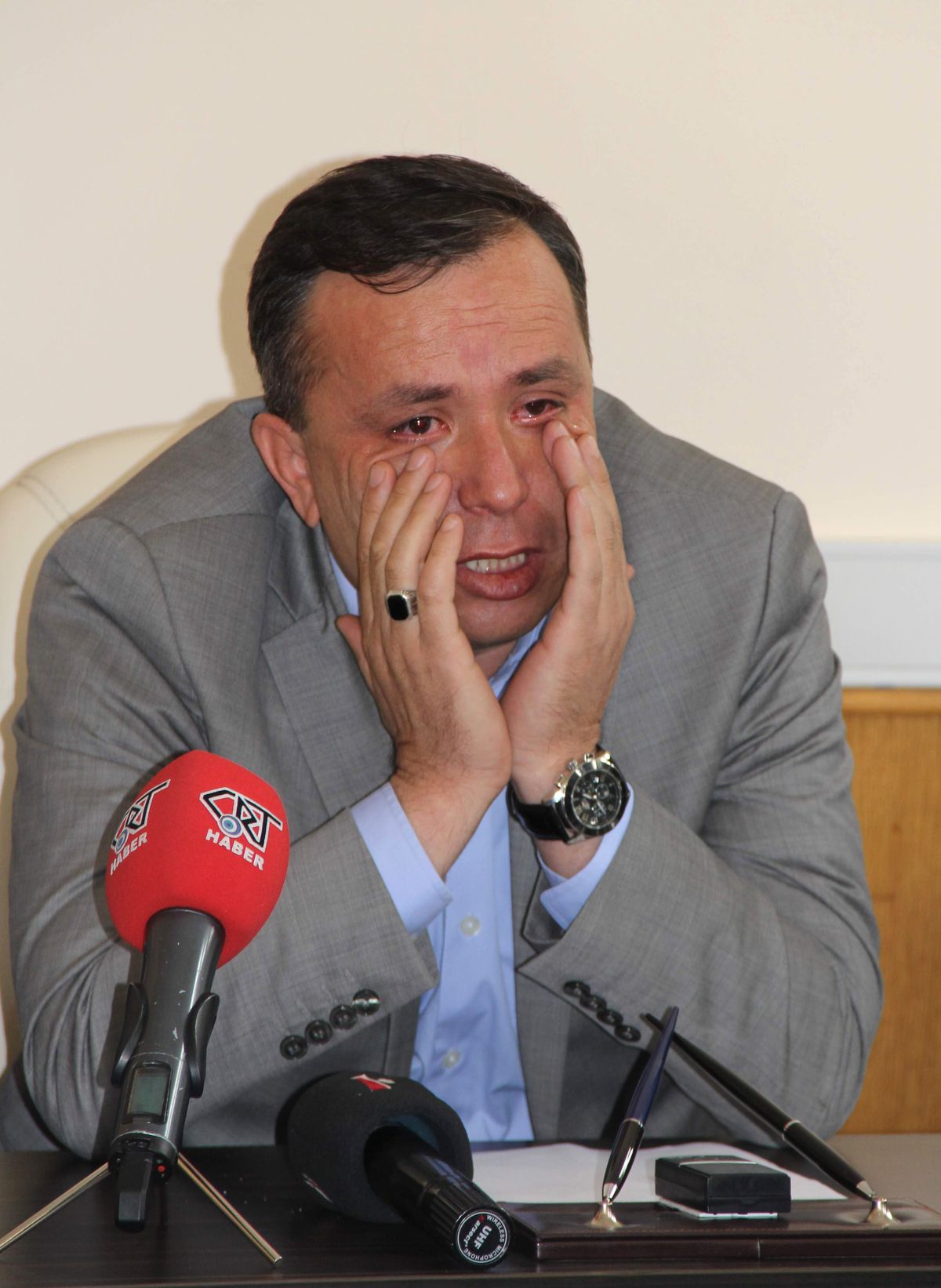 İl Genel Meclisi Üyesi\'nin Ölüm Haberini Gözyaşları İçinde Verdi