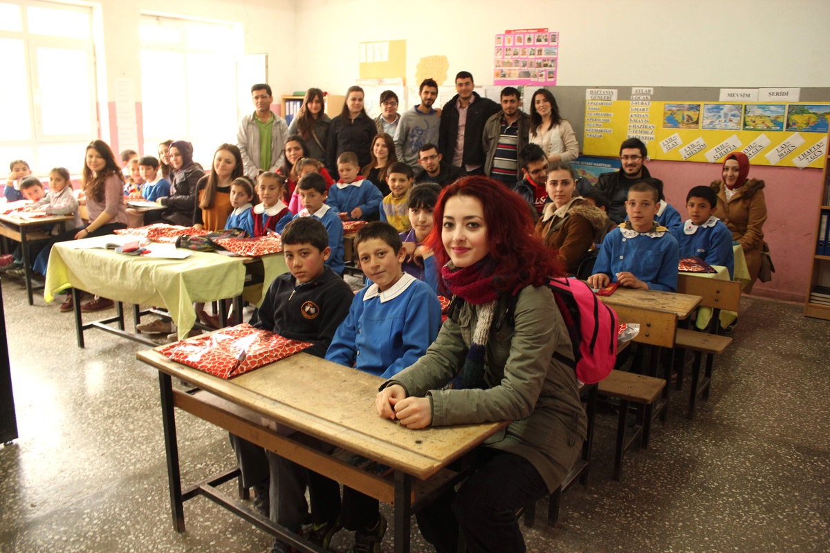 Matematikçilerden Köy Okuluna Kırtasiye Desteği