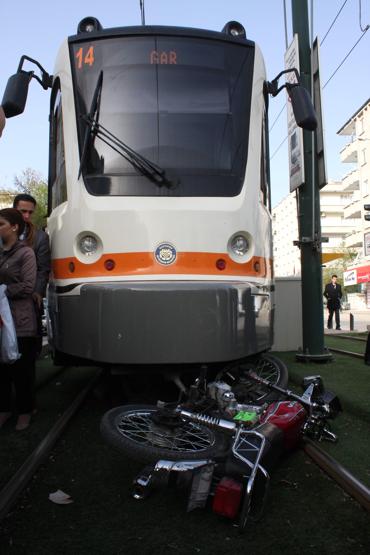 Motosiklet Tramvayın Altında Kaldı