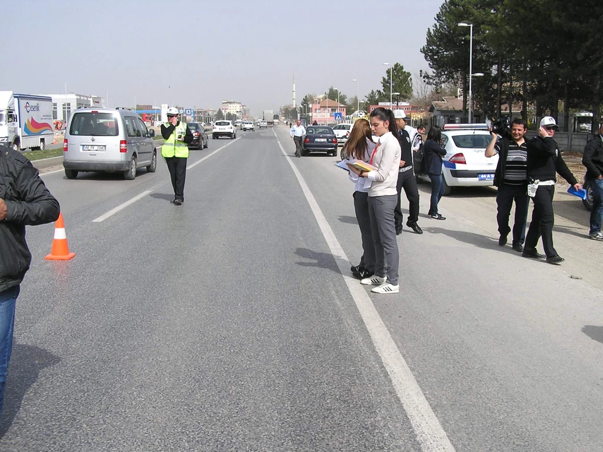 Öğrenciler Emniyet Kemeri İstatistiği Yapıyor