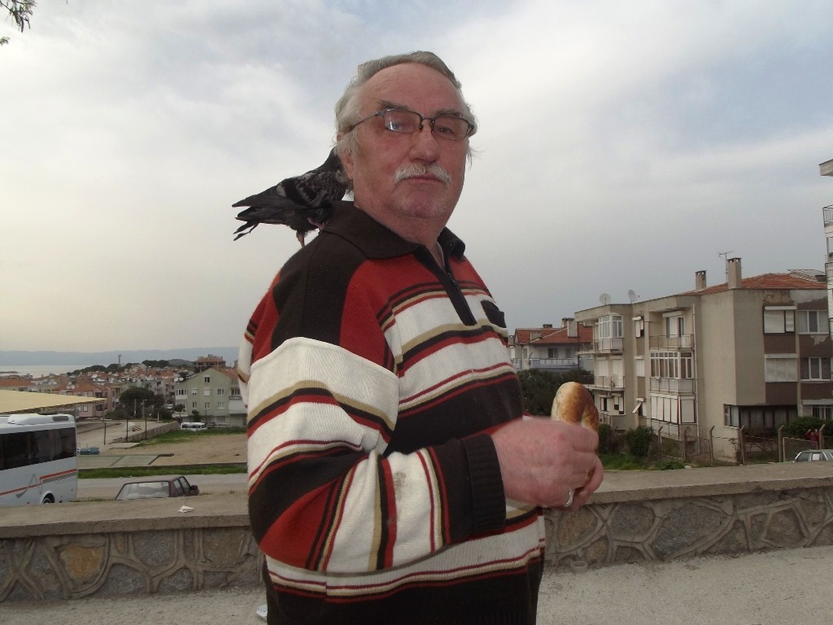 Yazdığı Şiirleri Kuşuna Okuyor