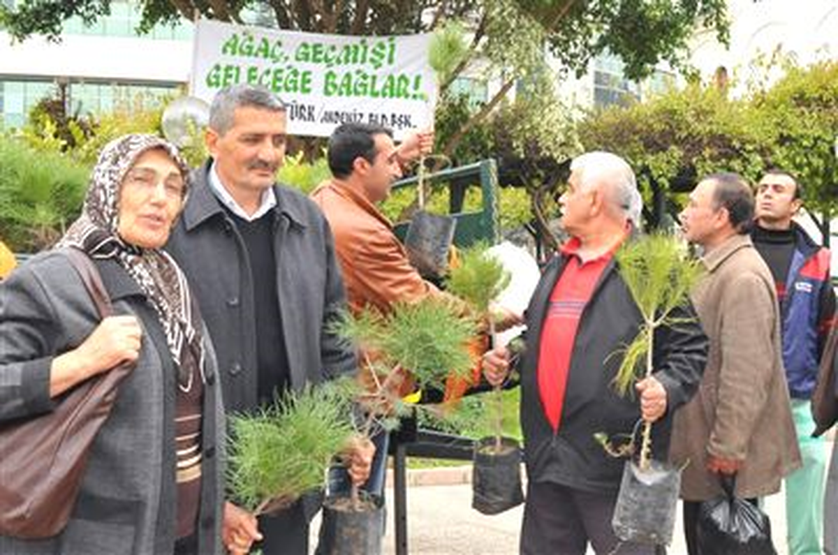 Akdeniz Belediyesi Binlerce Çiçek ve Fidan Dağıttı
