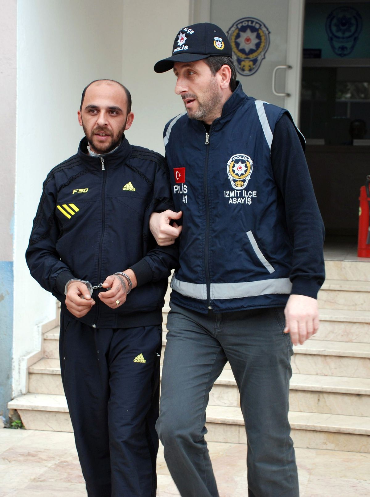 Alkollü Şahıs Ambulansların Camlarını Kırdı