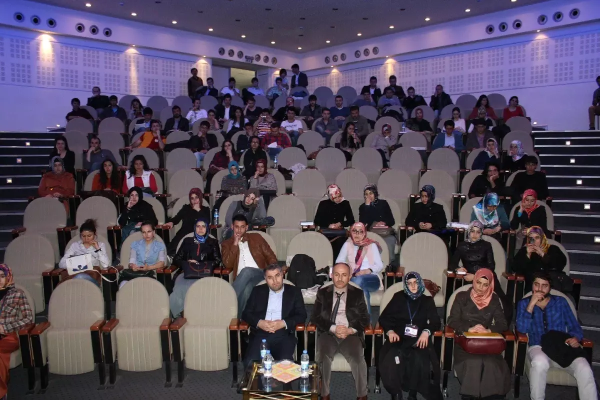 Atatürk Üniversitesi'nde 'Kumandalı Siyaset' Adlı Konferans