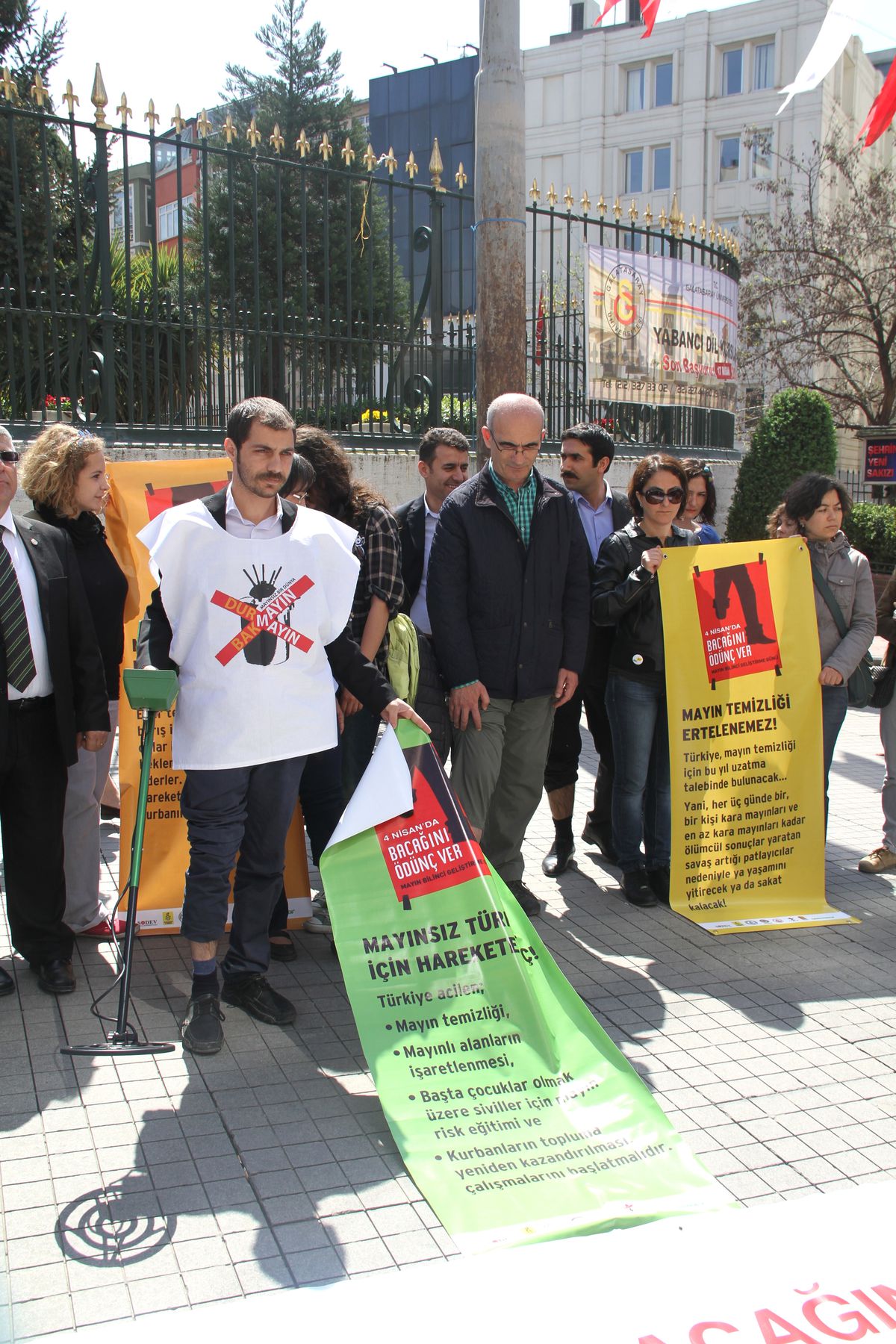 Beyoğlu\'nda "Kara Mayınlarına Hayır" Eylemi