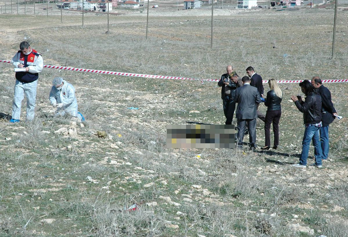 Eşini Takozla Öldürüp Yaktı!
