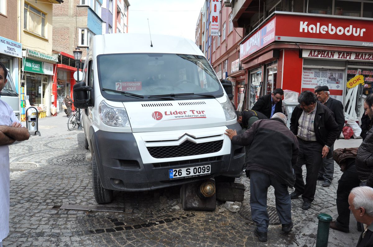 Eskişehir\'de Servis Minibüsü Dubanın Üzerine Çıktı