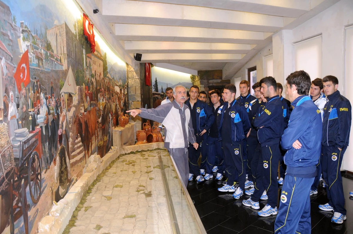 Fenerbahçe A2 Takımı Çanakkale Şehitler Anıtı\'nı Gezdi