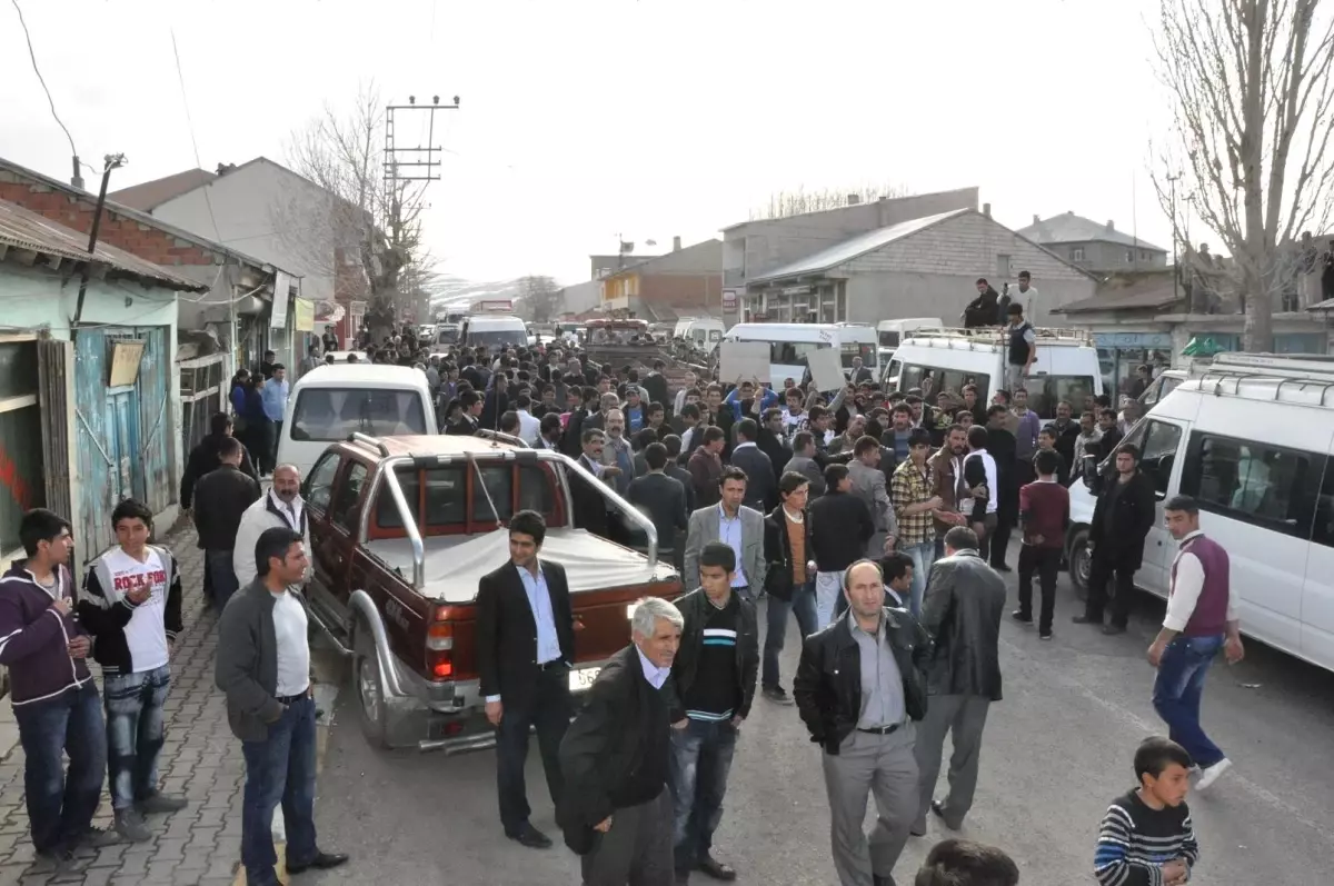 'Hamur Devlet Hastanesi Kapanmasın' Eylemi