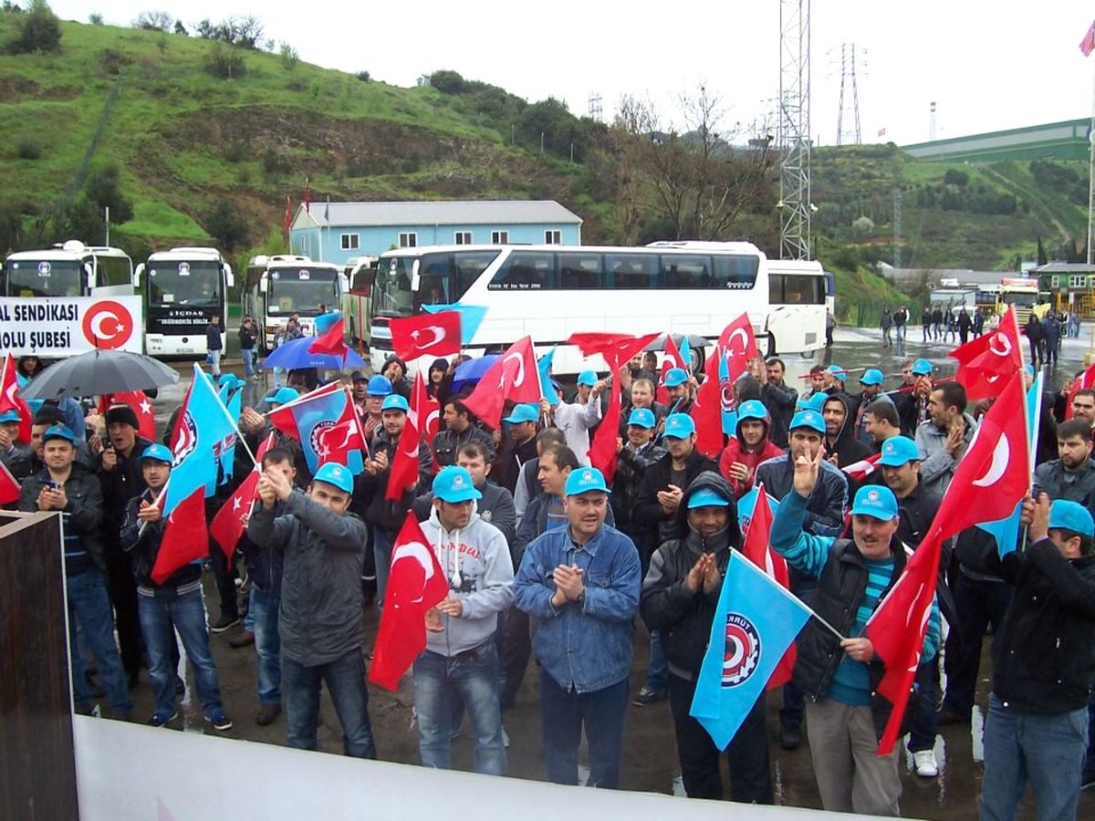 İşçilerden Türk Bayraklı Eylem