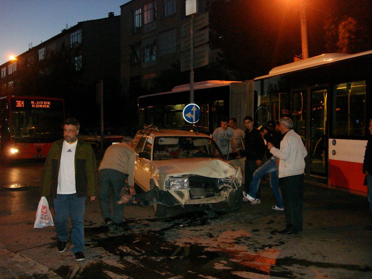 Karşıyaka\'da Trafik Kazaları: 4 Araç Birbirine Girdi