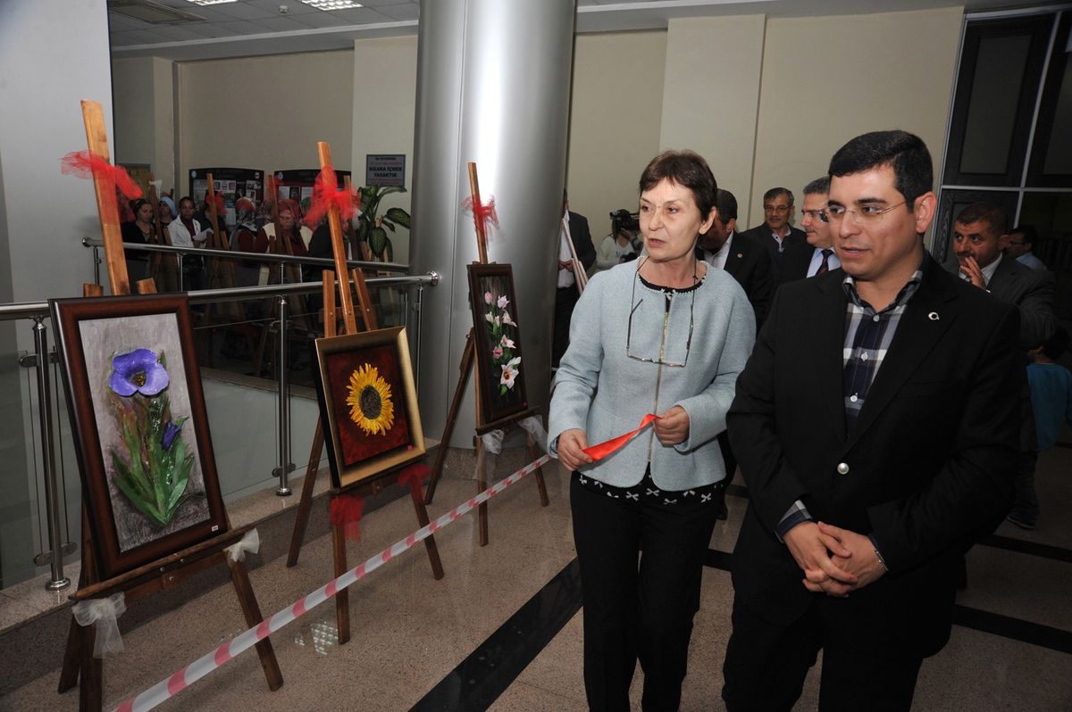 Kepez\'de "Ellerimde Güller Açtı" Sergisi Açıldı
