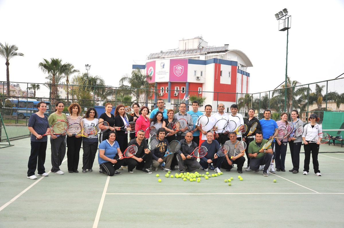 Kepez\'de "Yetişkinler Tenis Kursu" Devam Ediyor