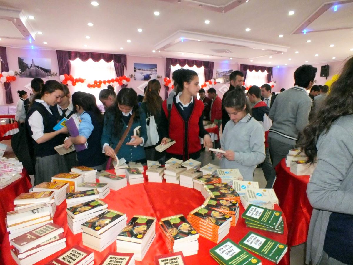 Koyulhisar\'da Kitap Fuarı Açıldı