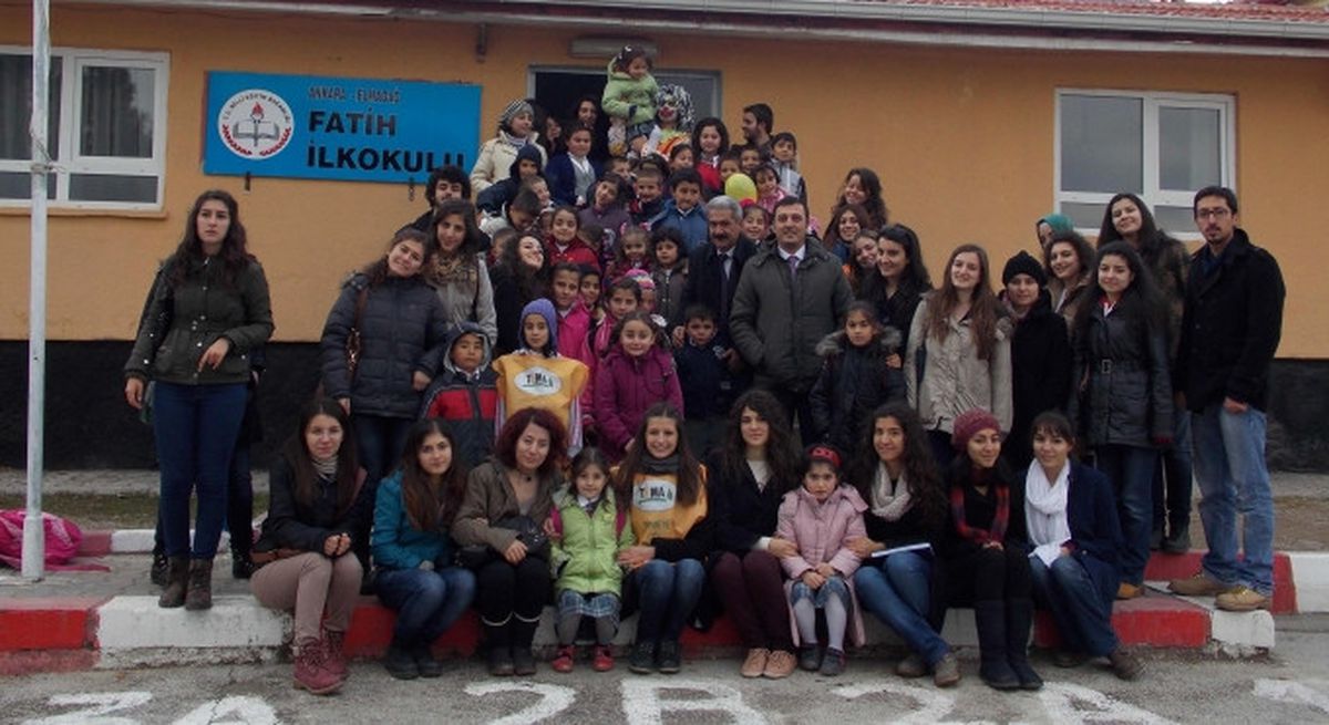 Kütüphane Büyüklerden Kitap Okumak Öğrencilerden