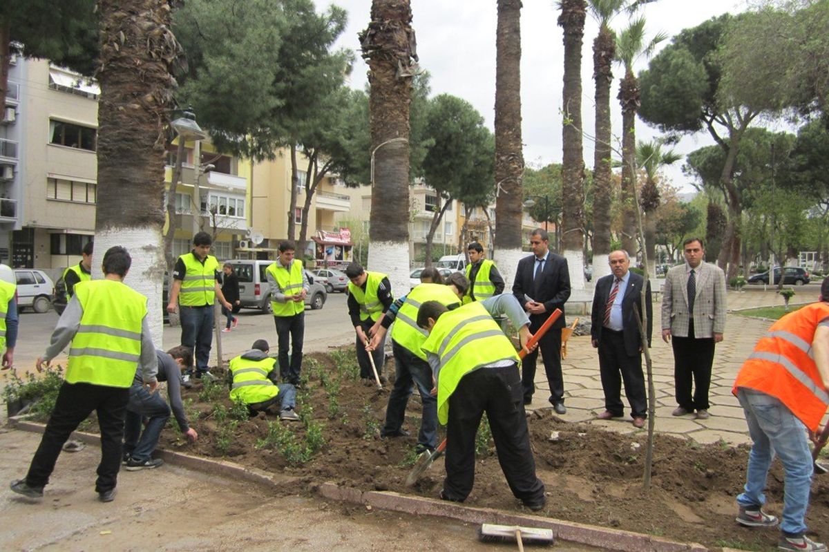 Meslek Lisesi Öğrencileri Parkları Çiçeklendirdi