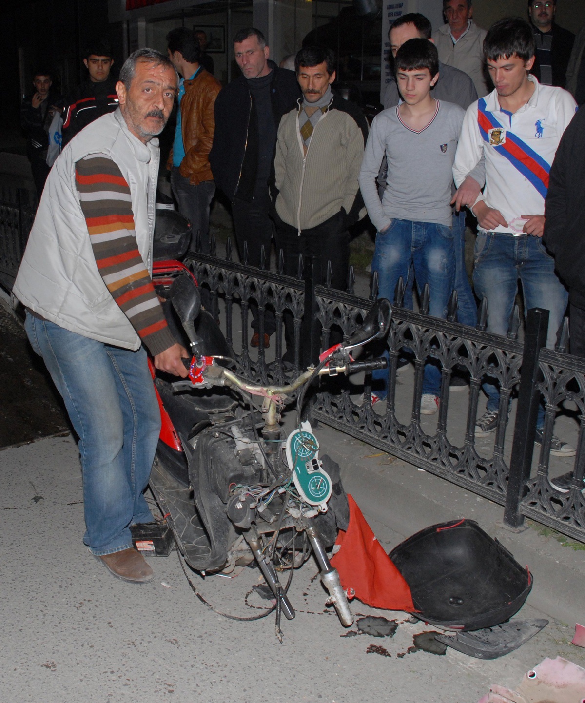 Motosiklete Çarpan Otomobil Otobüs Durağına Girdi: 3 Yaralı