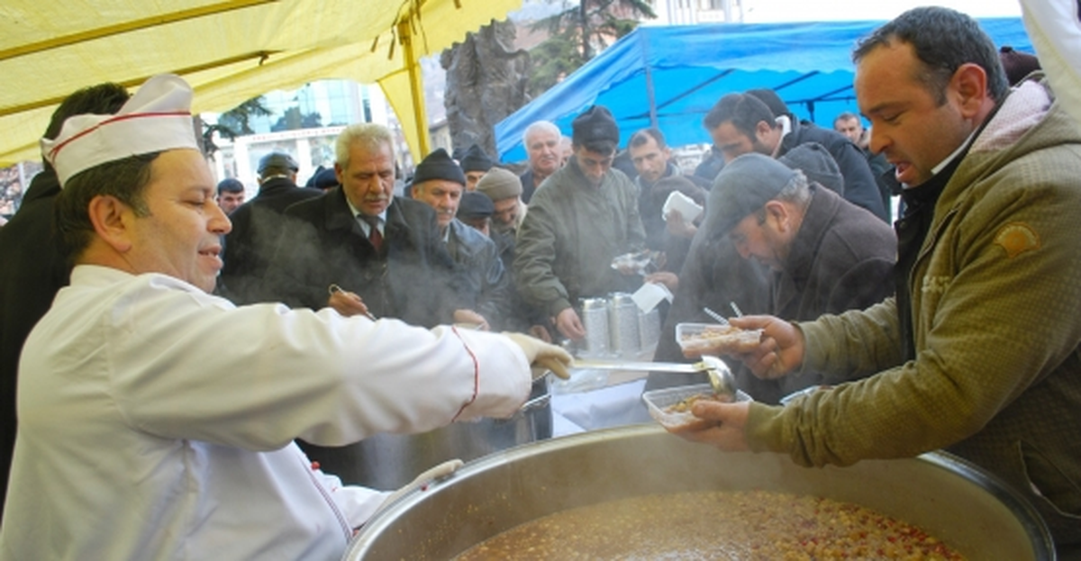 Muradiye\'de Vatandaşlara Aşure İkram Edildi